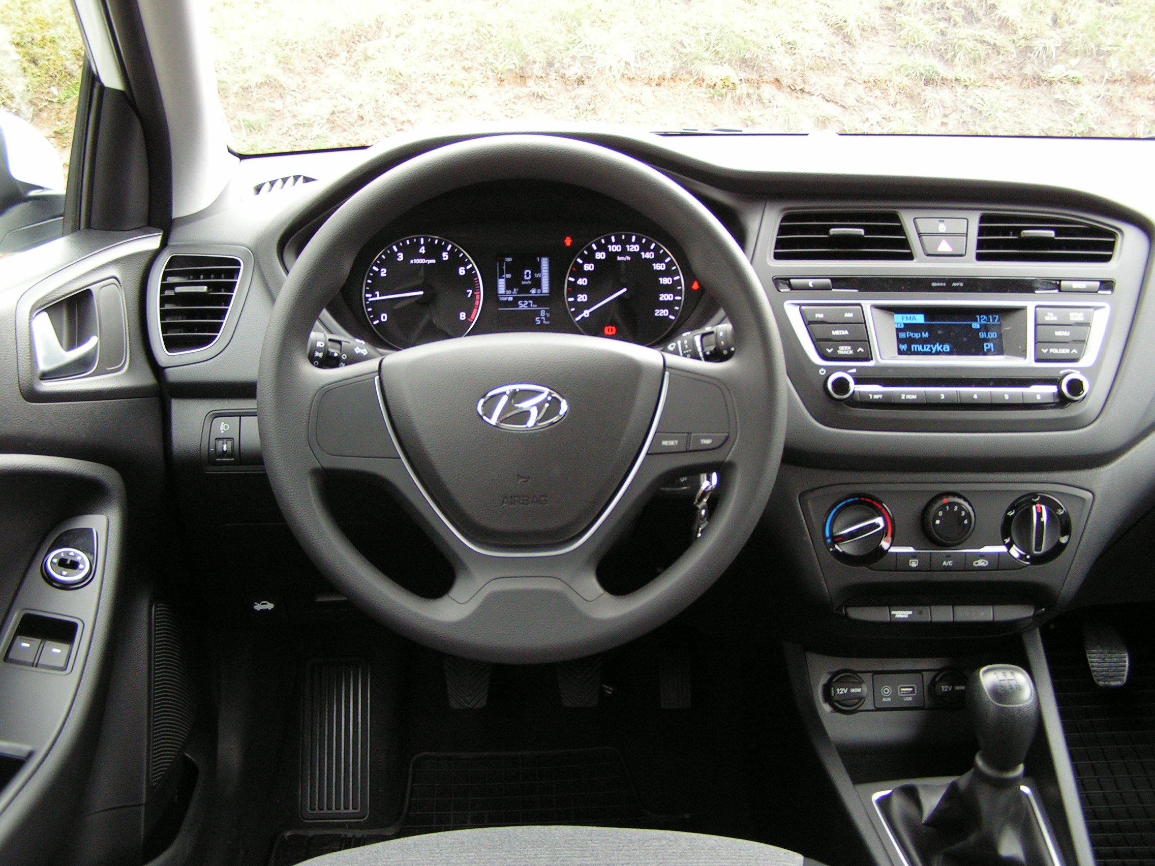 Hyundai i20 wnętrze samochodu MegaJazda